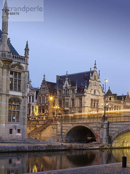 Blick auf St. Michaelbrücke am Graslei in Gent  Flandern  Belgien  Europa