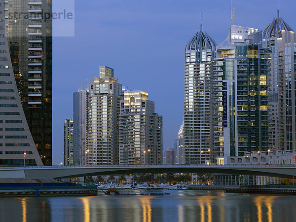 Hochhäuser in der Dämmerung am Yachthafen im Stadtteil Dubai Marina  Dubai  Vereinigte Arabische Emirate  Naher Osten