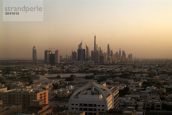 Skyline von Dubai bei Sonnenuntergang  Emirat Dubai  Vereinigte Arabische Emirate  Naher Osten