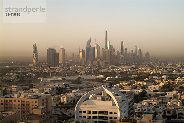 Skyline von Dubai bei Sonnenaufgang  Emirat Dubai  Vereinigte Arabische Emirate  Naher Osten