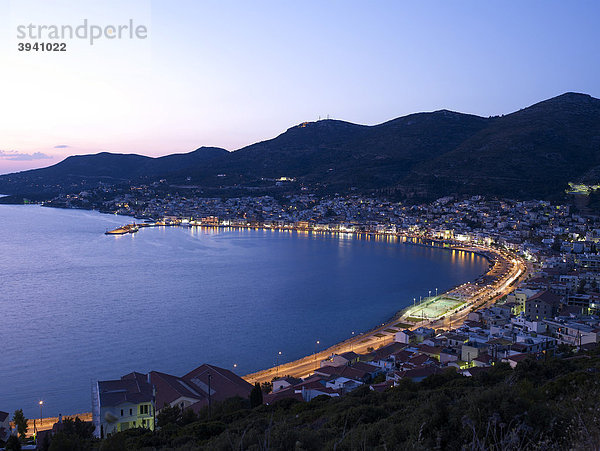 Abendliche Stimmung in der Bucht von Samos-Stadt auf der griechischen Insel Samos  östliche Ägäis  Griechenland  Europa