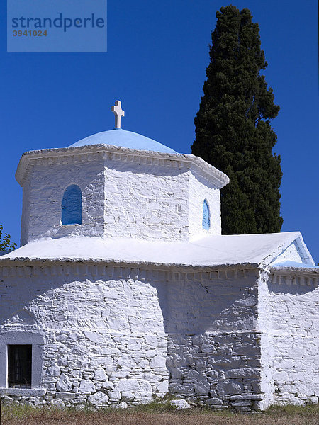 Griechisch-orthodoxe Kirche mit Zypresse auf der griechischen Insel Samos  östliche Ägäis  Griechenland  Europa
