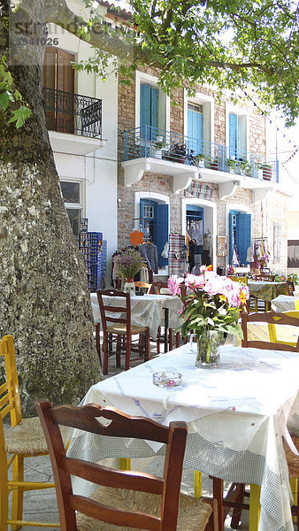 Landestypische Taverne in dem kleinen Bergdorf Manol‡tes auf der griechischen Insel Samos in der östlichen Ägäis  Griechenland  Europa
