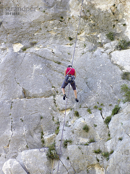 Kletterer beim Abseilen an der Felsnadel Punta Carrodi  Golf von Orosei  Ostküste Sardinien  Italien  Europa