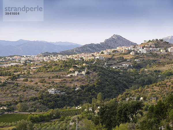Sardinisches Bergdorf Dorgali in der felsigen Hochebene Supramonte  Ostküste Sardinien  Italien  Europa