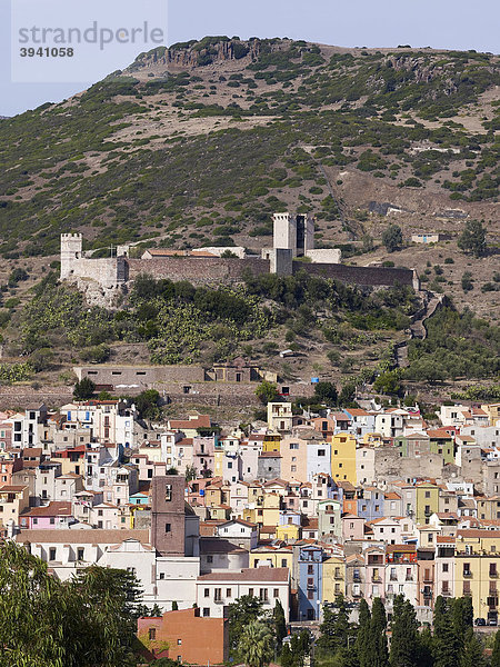 Sardinisches Dorf Bosa mit Blick auf Burgruine Castello Malaspina  Provinz Oristano  im Westen von Sardinien  Italien  Europa