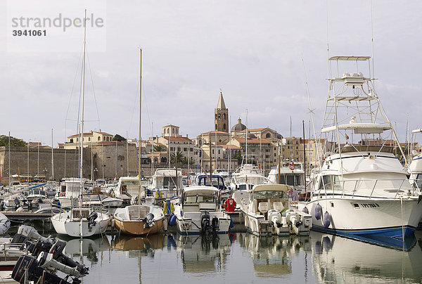 Yachthafen mit Blick auf die Altstadt von Alghero  Sardinien  Italien  Europa