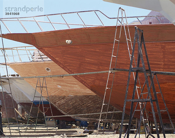 Alte Holzboote auf einem Trockendock  Hurghada  Ägypten  Afrika