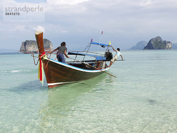 Longtailboot mit Insulaner und Blick auf eine Felsengruppe  gesehen von der Insel Ko Hai  Ko Ngai  Andamanensee  Provinz Satun  Südthailand  Thailand  Asien