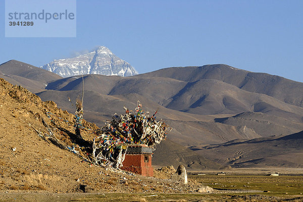 Tibetischer Chörten mit Gebetsfahnen vor verschneitem Gipfel des Mount Everest  nepalesisch Sagarmatha oder tibetisch Chomolungma  8850 m  in der Hochebene von Tingri  Tibet  China  Asien