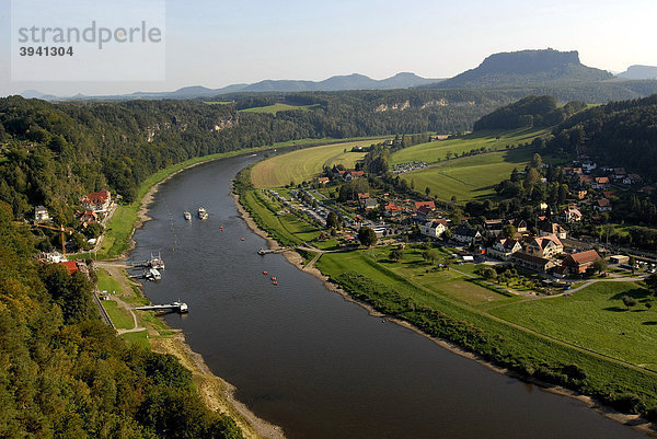 Blick auf den Nationalpark Sächsische Schweiz mit Lilienstein  Elbe und Kurort Rathen von der Bastei aus  Rathen  Sächsische Schweiz  Sachsen  Deutschland  Europa