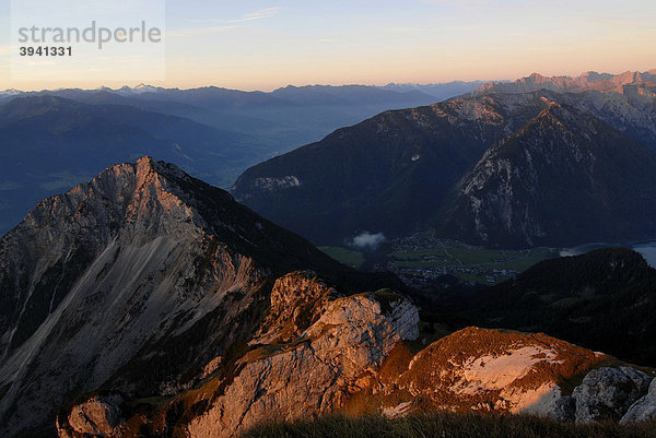 Blick von der Heidachstellwand 2192m bei Sonnenaufgang in das Inntal und an den Achensee mit Maurach  Heidachstellwand  Rofan  Achensee  Tirol  Österreich  Europa