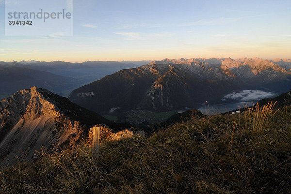 Blick von der Heidachstellwand  2192m  bei Sonnenaufgang in das Inntal und an den Achensee mit Maurach  Rofan  Achensee  Tirol  Österreich  Europa