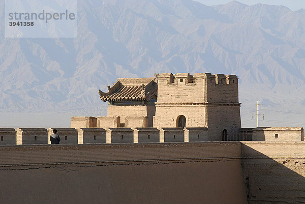 Turm der Festung Jiayuguan am westlichen Ende der chinesischen Mauer  Seidenstraße  Gansu  China  Asien
