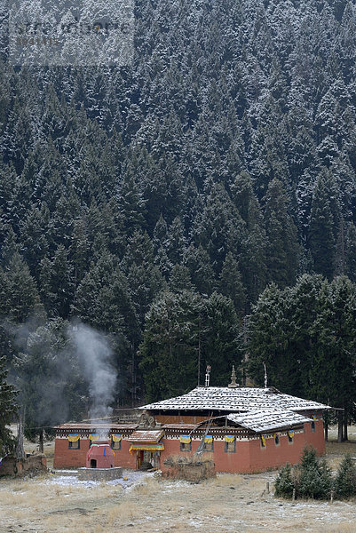 Tibetisches Kloster Dachang Lhamo Kirti  tibetisch Taktsang Lhamo Kirti Gompa  vor den verschneiten Bergen  Langmusi  Sichuan  Gansu  China  Asien