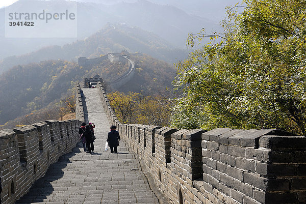 Große Chinesische Mauer mit Wanderern bei Mutianyu mit herbstlichen Farben bei Peking  China  Asien