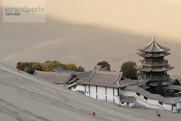 Blick von den Sanddünen der Wüste Gobi auf den Mondsichelsee mit chinesischer Pagode bei Dunhuang  Seidenstraße  Gansu  China  Asien