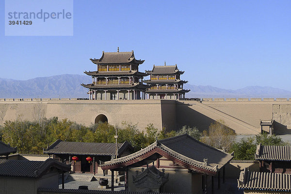 Festung Jiayuguan mit zwei Torgebäuden am westlichen Ende der chinesischen Mauer  Seidenstraße  Gansu  China  Asien