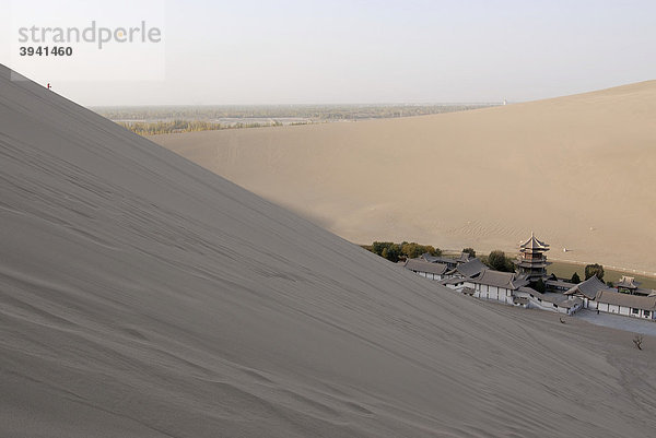 Blick von den Sanddünen der Wüste Gobi auf den Mondsichelsee mit chinesischer Pagode bei Dunhuang  Seidenstraße  Gansu  China  Asien