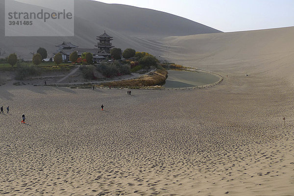 Blick von den Sanddünen der Wüste Gobi auf den Mondsichelsee mit chinesischer Pagode bei Dunhuang  Seidenstraße  Gansu  China  Asien