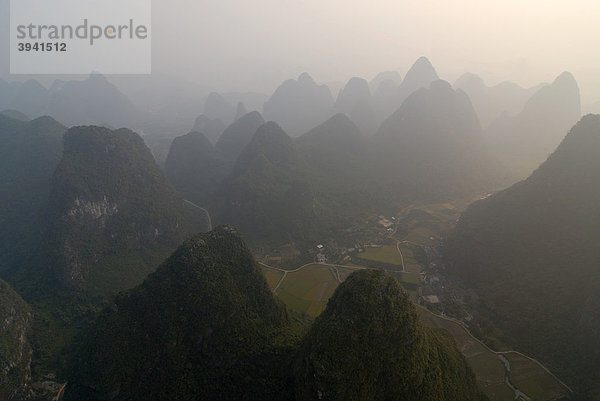 Karstfelsenlandschaft bei Yangshuo  Luftbild  Guilin  Guangxi  China  Asien
