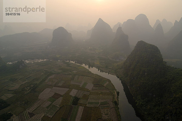 Karstfelsenlandschaft mit Yulongfluss und Reisfeldern bei Yangshuo  Luftbild  Guilin  Guangxi  China  Asien