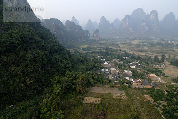 Karstfelsenlandschaft mit Yulongfluss und Reisfeldern bei Yangshuo  Luftbild  Guilin  Guangxi  China  Asien