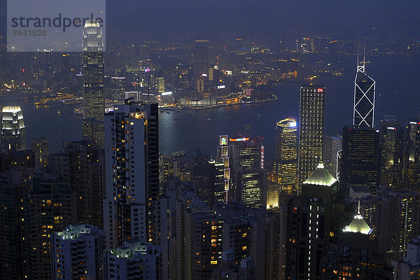 Blick vom Victoria Peak auf das nächtlich erleuchtete Hongkong mit Wolkenkratzern und Hochhäusern von Central und Kowloon  Hongkong  China  Asien