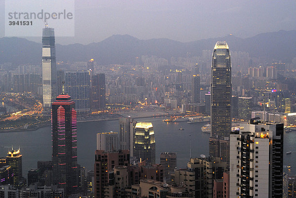 Blick vom Victoria Peak auf das abendlich erleuchtete Hongkong mit Wolkenkratzern und Hochhäusern von Central und Kowloon  Hongkong  China  Asien