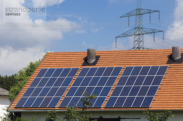 Solar-Module auf dem Hausdach  Stromleitung  Solar-Zellen  Sonnenenergie  Photovoltaik  Mallersdorf  Bayern  Deutschland