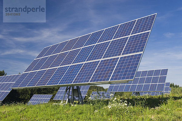 Photovoltaik Außenanlage  Solar-Module auf dem Feld  Sonnenkraftwerk  Mallersdorf  Bayern  Deutschland