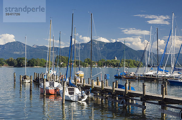 Segelboote im Hafen von Gstadt  Blick zur Fraueninsel  Chiemsee  Chiemgau  Oberbayern  Bayern  Deutschland  Europa