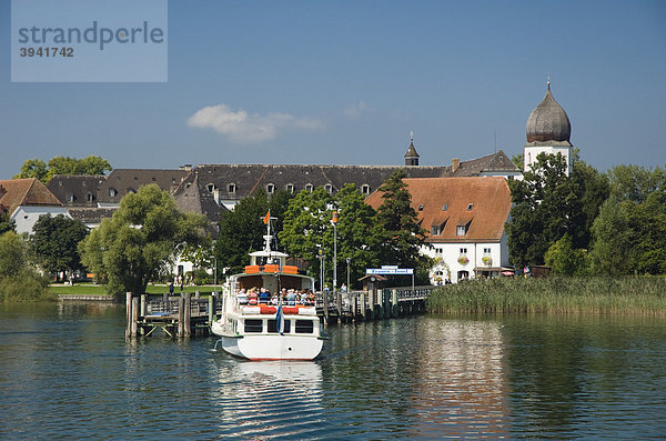 Ausflugsdampfer legt an der Fraueninsel an  Kloster  Chiemsee  Chiemgau  Oberbayern  Bayern  Deutschland  Europa