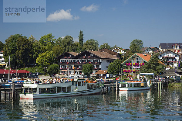 Ausflugsdampfer  Gstadt  Chiemsee  Chiemgau  Oberbayern  Bayern  Deutschland  Europa