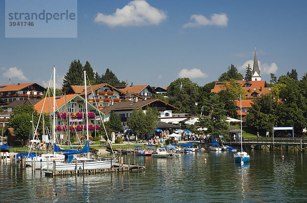 Segelboote im Hafen von Gstadt  Chiemsee  Chiemgau  Oberbayern  Bayern  Deutschland  Europa