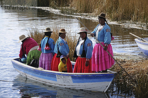 5 Uro-Frauen und ein Kleinkind  Boot  Titicaca-See  Peru  Südamerika  Lateinamerika