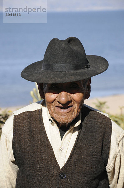 Dorfältester  Gemeinde Llachon  Halbinsel Capachica  Peru  Südamerika  Lateinamerika