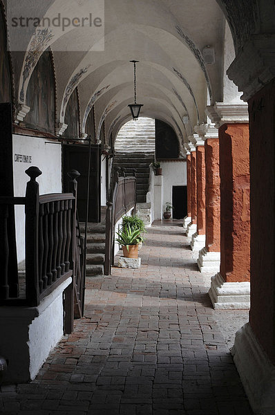 Links Beichtnischen  Arkaden  Innenhof  Kloster Santa Catalina  Arequipa  Inkasiedlung  Quechuasiedlung  Nonnenkloster  Peru  Südamerika  Lateinamerika