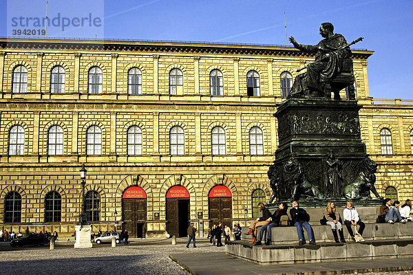 Residenzgebäude und Bronzedenkmal von Maximilian Joseph I  König von Bayern  München  Oberbayern  Deutschland  Europa