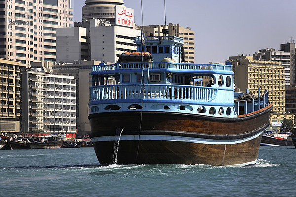 Frachtschiff auf dem Dubai Fluss  Dubai  Vereinigte Arabische Emirate  Naher Osten