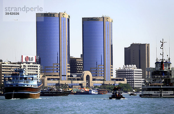 Skyline  Rolex Twin Tower Complex und der Dubai Fluss  Dubai  Vereinigte Arabische Emirate  Naher Osten