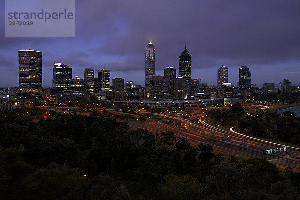 Skyline bei Nacht  vom Kings Park  Perth  Western Australia  Australien