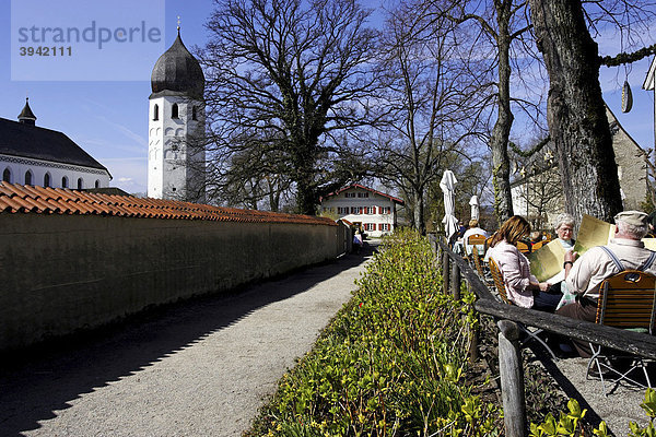 St. Irmengard Benediktinerinnen-Abtei  Glockenturm und Gartenrestaurant  Fraueninsel  Chiemsee  Chiemgau  Oberbayern  Deutschland  Europa