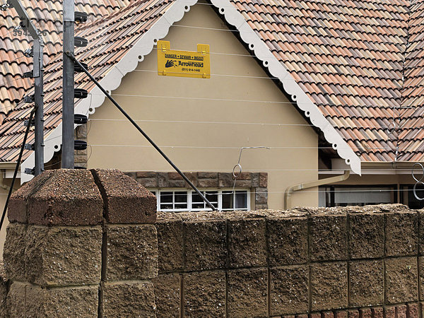 Hohe Ziegelsteinmauer  elektrischer Draht  Sicherheitsmauer  Johannesburg  Südafrika
