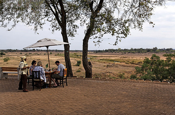 Frühstück auf der Terrasse  Letaba Rest Camp  Krüger Nationalpark  Südafrika