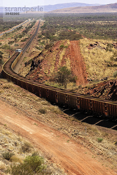 Voll beladener Eisenerz-Zug fährt von Mount Tom Price nach Karratha  Western Australia  Australien
