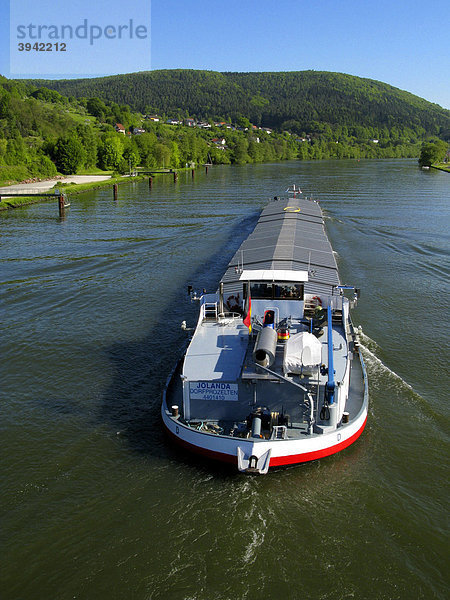 Frachtschiff auf dem Fluss Main  Lohr am Main  Bayern  Deutschland  Europa