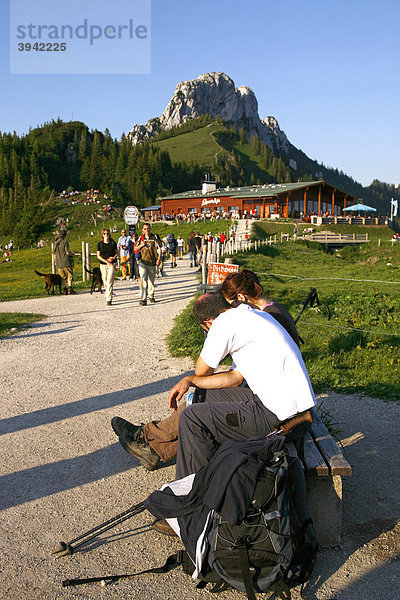 Touristen auf der Kampenwand  Chiemgau  Oberbayern  Bayern  Deutschland  Europa