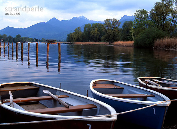 Kleine Boote vertäut auf dem Chiemsee und Bayerische Alpen  Chiemgau  Oberbayern  Deutschland  Europa