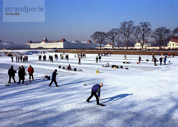 Eisstockschießen auf dem gefrorenen See von Schloss Nymphenburg  München  Oberbayern  Bayern  Deutschland  Europa